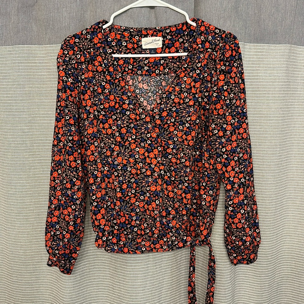 Universal thread tie waist blouse